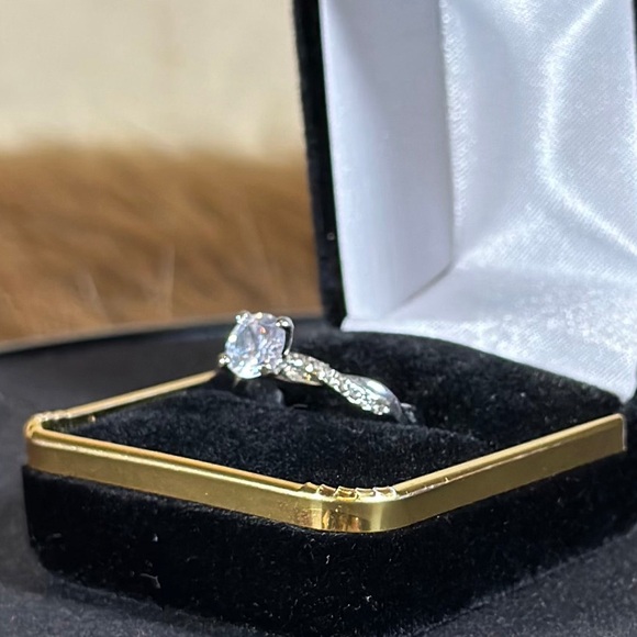 Elegant Silver Diamond Ring - Picture 3 of 7